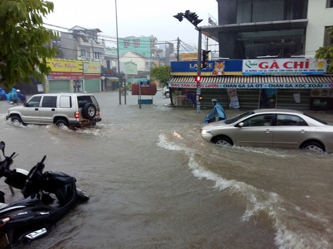 Mua lon keo dai bien duong pho o Hue thanh song-Hinh-3