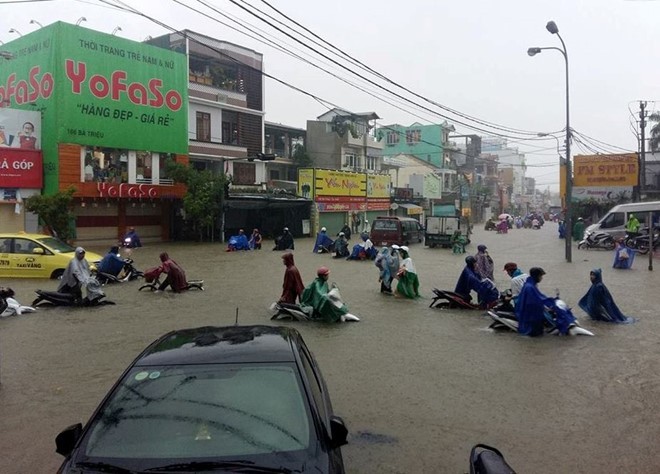 Mua lon keo dai bien duong pho o Hue thanh song