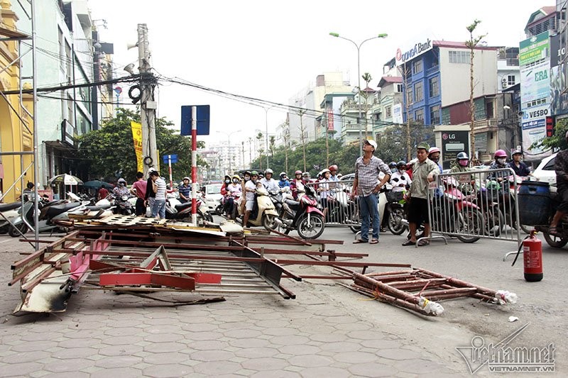 Chum anh quan karaoke o at thao do bien quang cao 