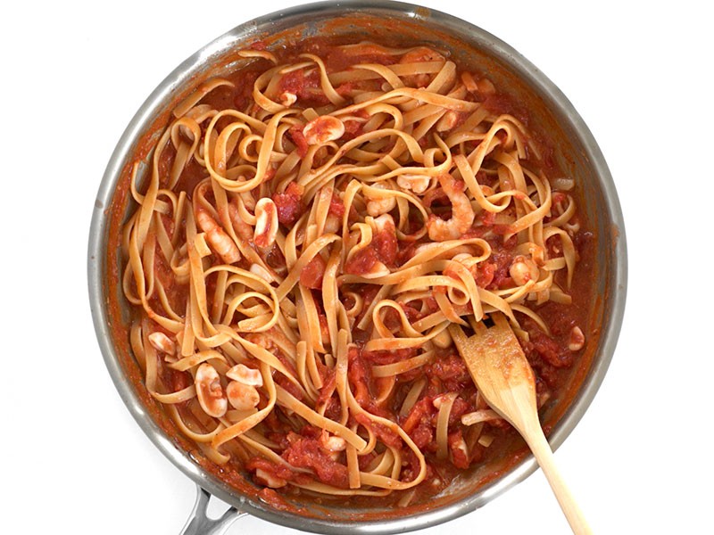 Cach lam spaghetti hai san cay voi nuoc sot ca chua bo-Hinh-7