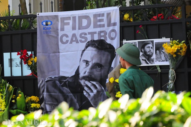 Co ru khap pho Ha Noi trong ngay Quoc tang lanh tu Fidel Castro-Hinh-2