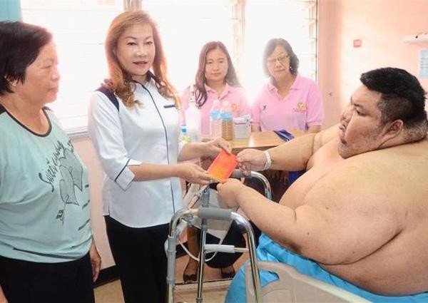 Benh nhan 250kg di vien bang xe tai kem linh cuu hoa