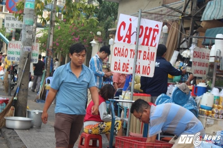 Xe bien xanh, hang quan van &quot;cuop&quot; via he o trung tam Sai Gon-Hinh-3