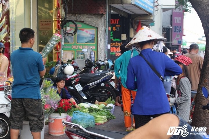 Xe bien xanh, hang quan van &quot;cuop&quot; via he o trung tam Sai Gon-Hinh-9