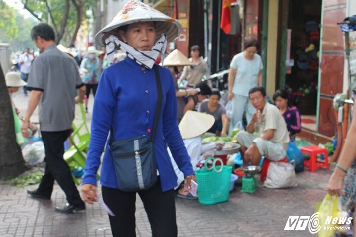 Xe bien xanh, hang quan van &quot;cuop&quot; via he o trung tam Sai Gon