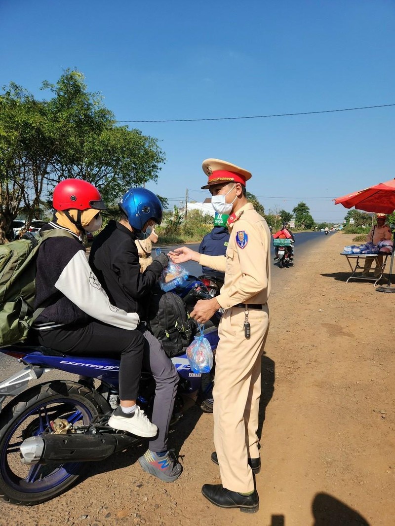 CSGT Dak Lak tang qua ho tro nguoi dan ve que don Tet-Hinh-2