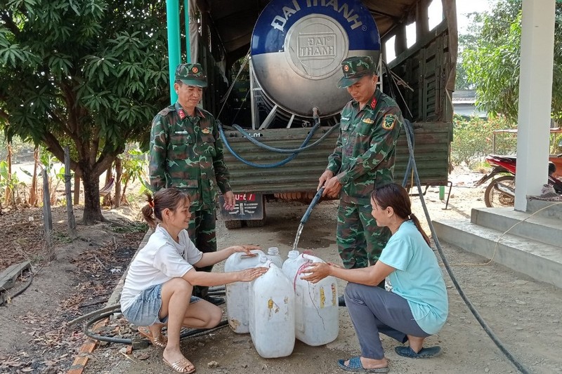 Mang xe bon cho nuoc sach den tan nha cho dan Ea Sup-Hinh-3