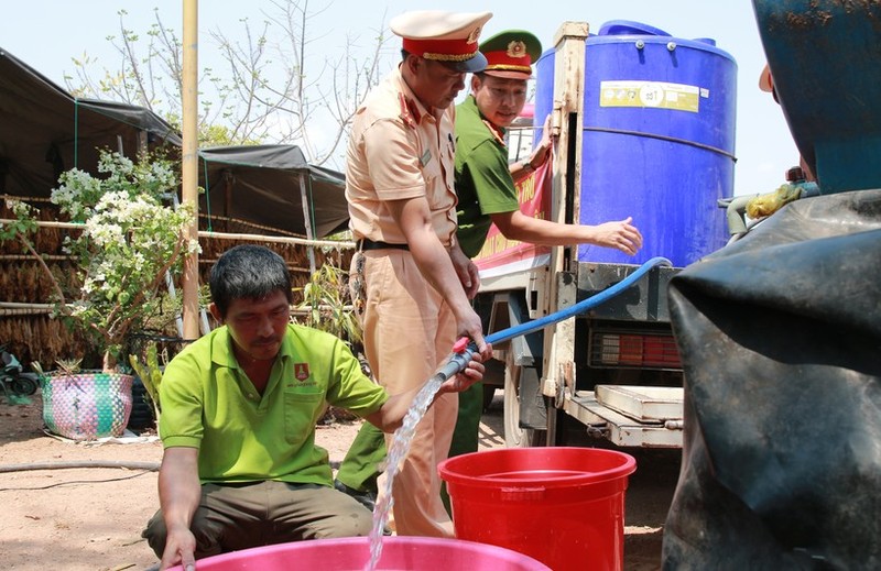 Bo doi, Cong an mang nuoc sach tan nha ung cuu huyen vung bien-Hinh-2