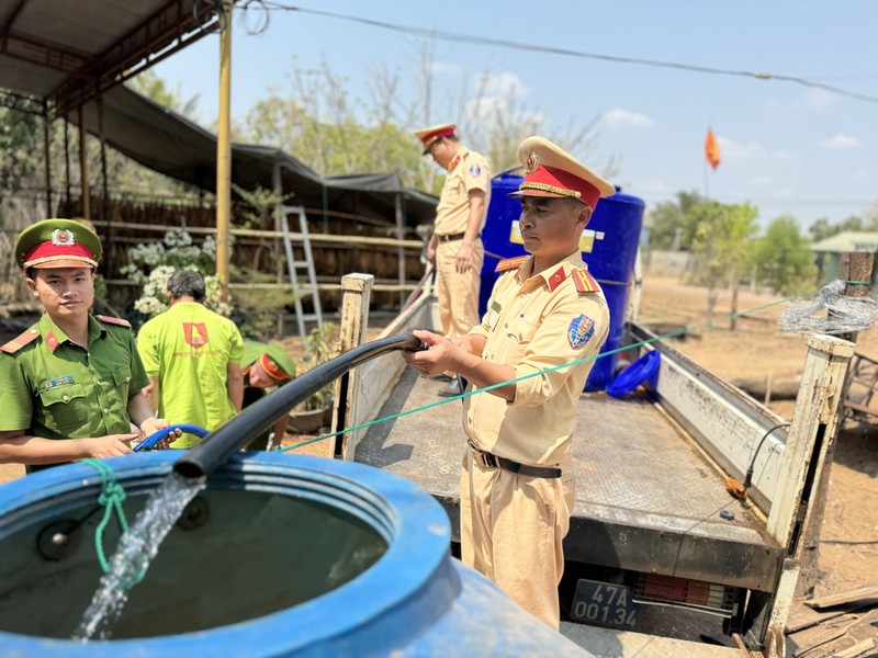 Bo doi, Cong an mang nuoc sach tan nha ung cuu huyen vung bien