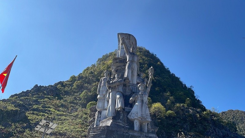 Kham pha con duong hanh phuc Ha Giang - Noi soi da no hoa