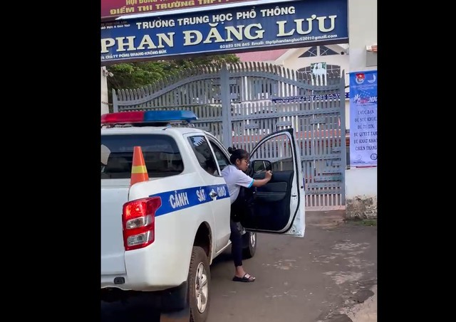 Dak Lak: CSGT dung xe dac chung cho thi sinh ve nha lay giay to