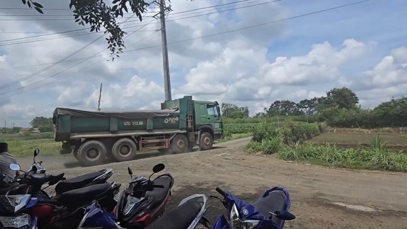 Krong Pak: Dan “keu troi” vi xe cho da bam nat duong dan sinh-Hinh-10