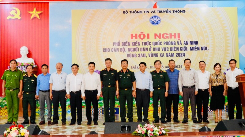 Pho bien kien thuc quoc phong, an ninh cho nguoi dan huyen Buon Don-Hinh-2