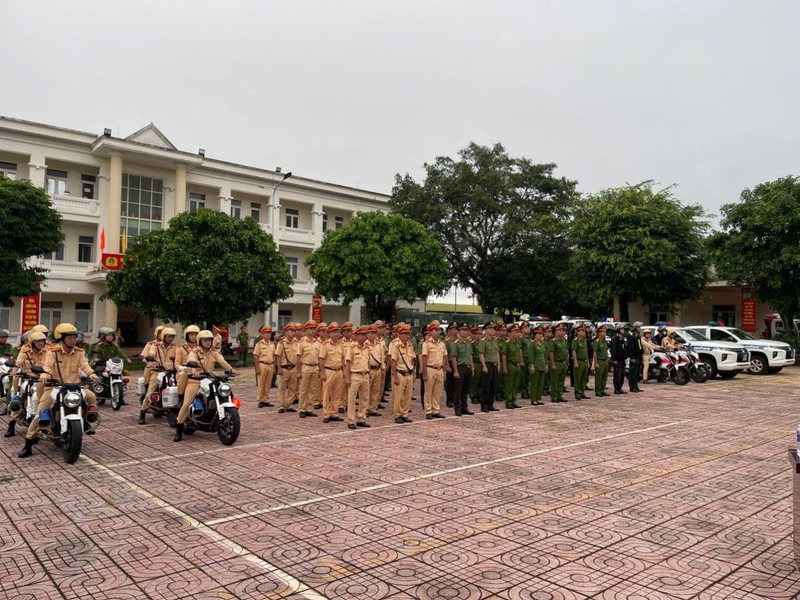 Cong an tinh Dak Lak ra quan bao dam ATGT dip le 2/9-Hinh-3