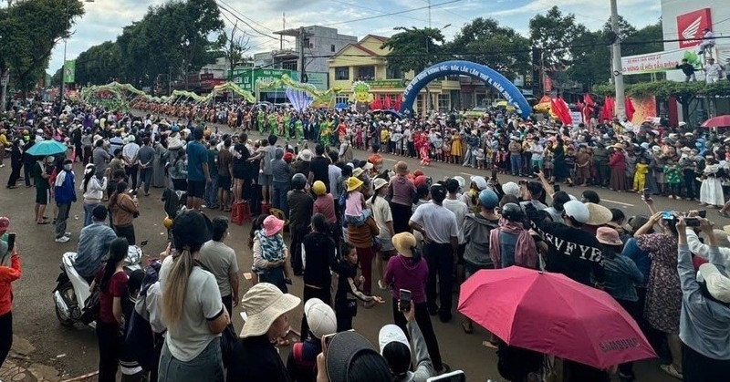 Man nhan voi con rong dai 120m uon luon tren duong pho Dak Lak-Hinh-2