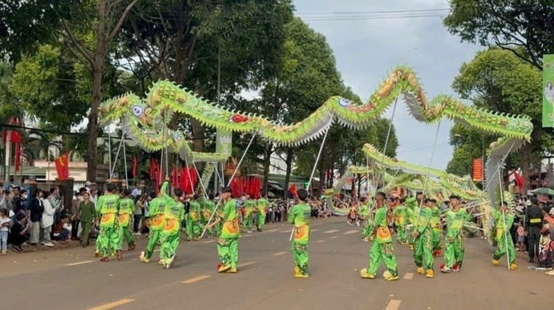 Man nhan voi con rong dai 120m uon luon tren duong pho Dak Lak