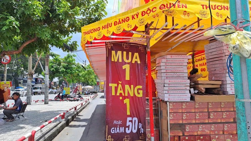 Ban banh trung online, bo tui chuc ti dong