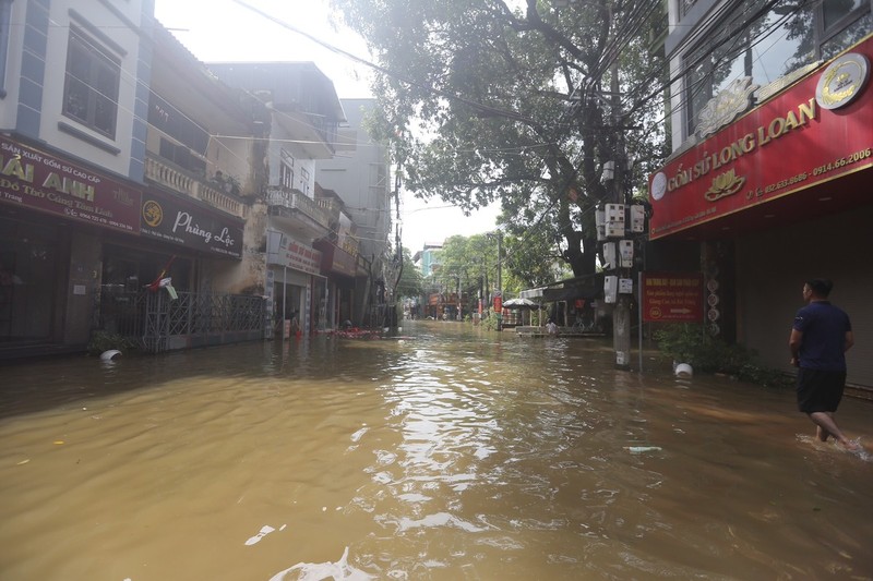 Tieu thuong lang gom Bat Trang thiet hai nang ne do ngap lut