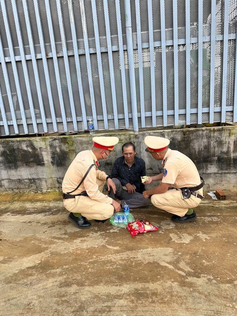 Dak Lak: CSGT luon dong hanh cung nguoi dan tren moi tuyen duong-Hinh-4