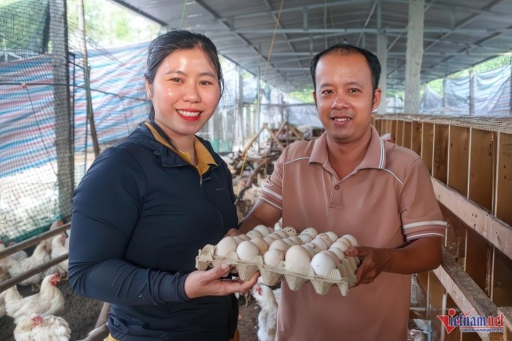 Doi vo chong tre doi doi nho nuoi ga 'nhan dao'