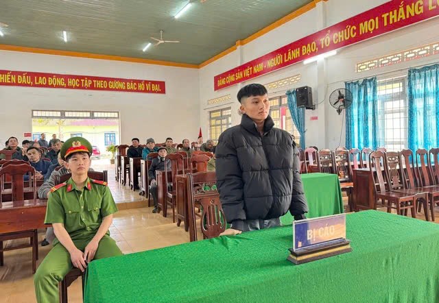 Lanh an tu vi mua phao hoa lau ve “choi Tet“