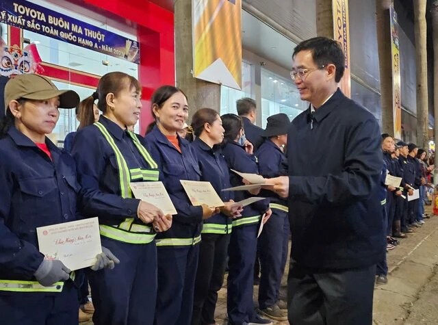 Dak Lak: Tang qua cho cong nhan moi truong dem Giao thua