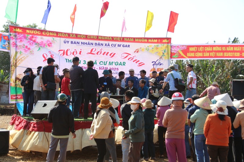 Dong bao Tay Nung Cu M’gar nhon nhip cau may Le hoi Long tong