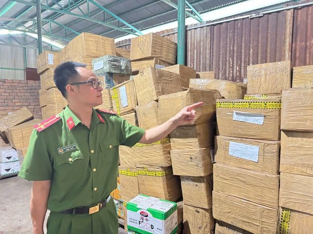 Bắt giữ 2 đối tượng buôn lậu thuốc làm chín, bảo quản sầu riêng - Hình 2 Bat giu 2 doi tuong buon lau thuoc lam chin, bao quan sau rieng-Hinh-2