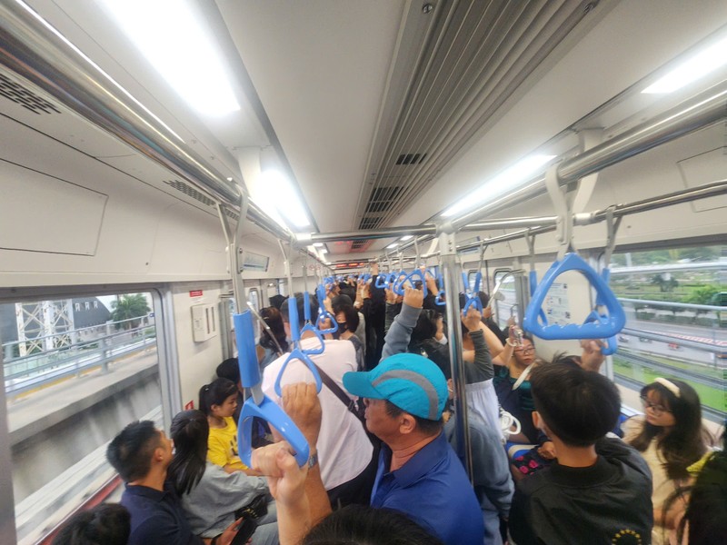 TP HCM: Nguoi dan xep hang dai cho mua ve di Metro-Hinh-7