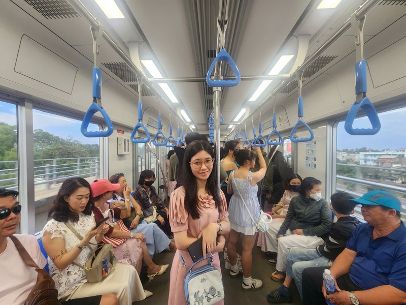 TP HCM: Nguoi dan xep hang dai cho mua ve di Metro-Hinh-8