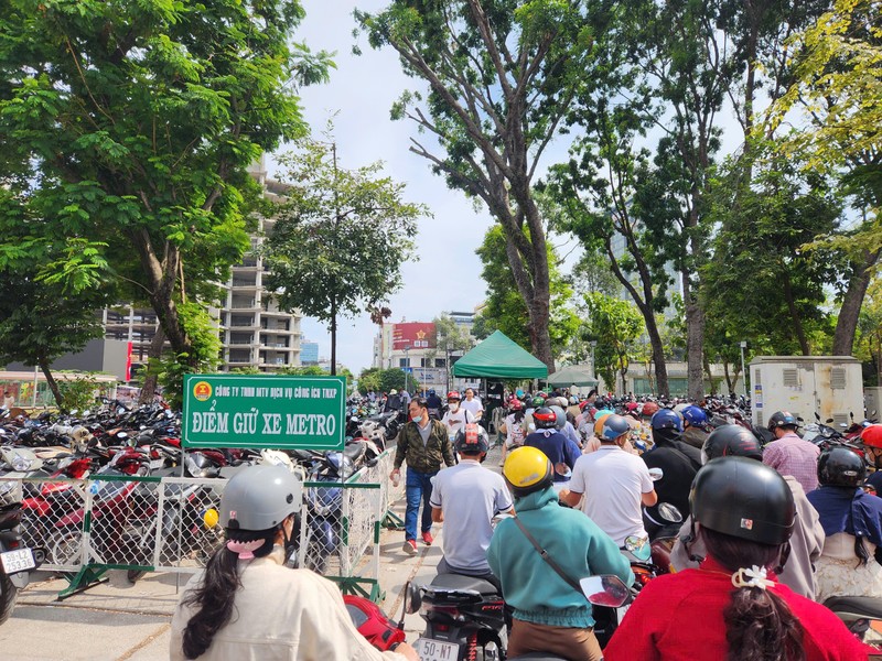 TP HCM: Nguoi dan xep hang dai cho mua ve di Metro