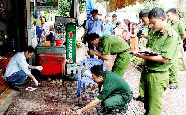 Chong danh vo vi an nhau voi nhom trai roi dam chet nguoi can ngan