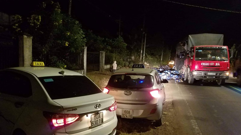 Dep nhat ngay dau nam: Nguoi dan ho nhau giup gom hang tram thung bia do day duong