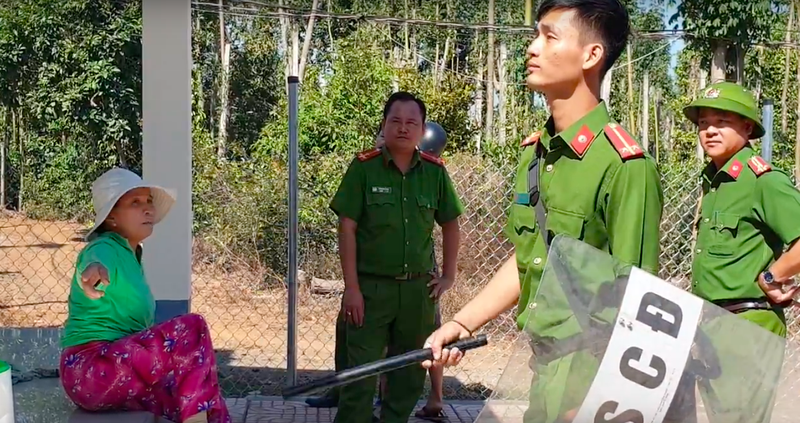 Bi nghi trom mai Tet, thanh niem cam dao chem ngang bung cong an-Hinh-2