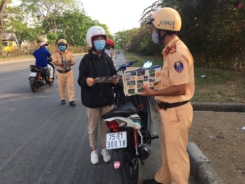 Hinh anh dep: CSGT TP HCM tang mi tom, nuoc mam, trung... cho nguoi gap kho khan vi COVID-19-Hinh-4