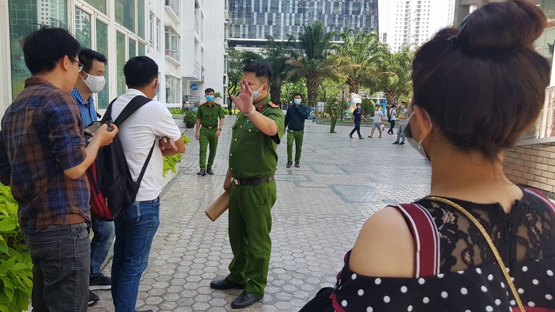 Canh sat 'nhap vai' tien si Bui Quang Tin trong buoi thuc nghiem lai hien truong-Hinh-4