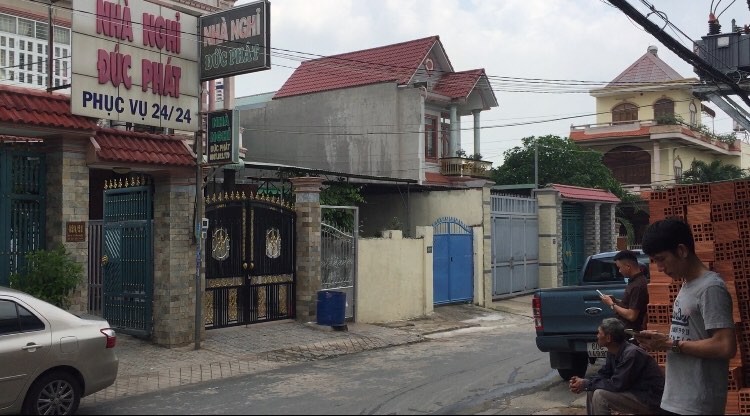 Co gai mang thai tu vong trong nha nghi, nghi bi cua co