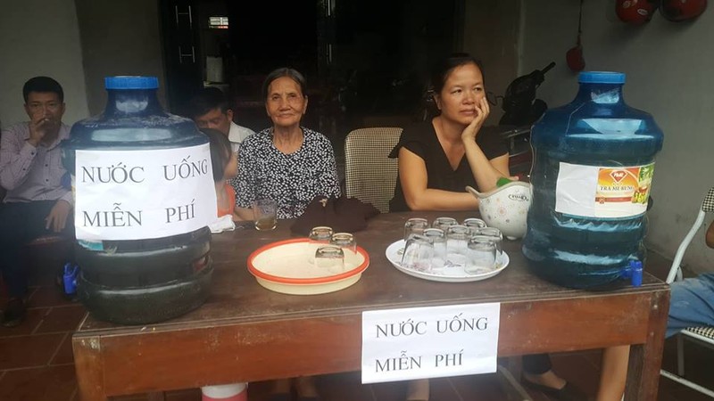 Ninh Binh mua lon, nguoi dan van dung doi linh cuu Chu tich nuoc-Hinh-12