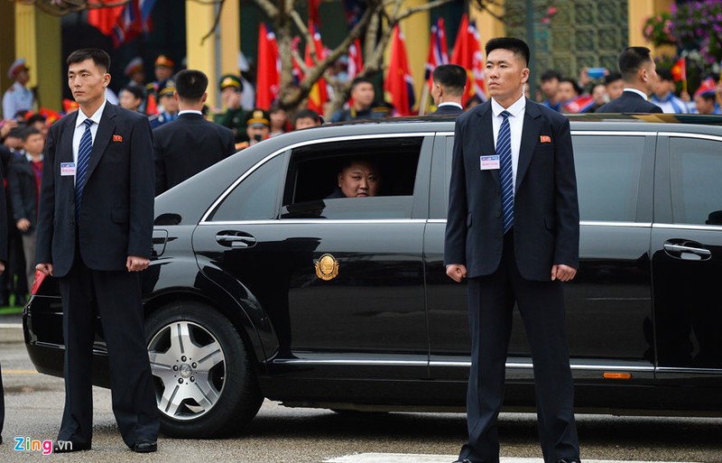 Dan can ve Trieu Tien chay bo theo xe Chu tich Kim Jong-un-Hinh-4