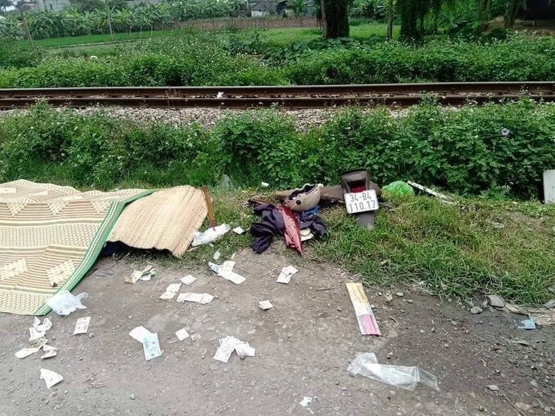 Hai nguoi phu nu tu vong tai cho khi sang duong tong vao tau hoa