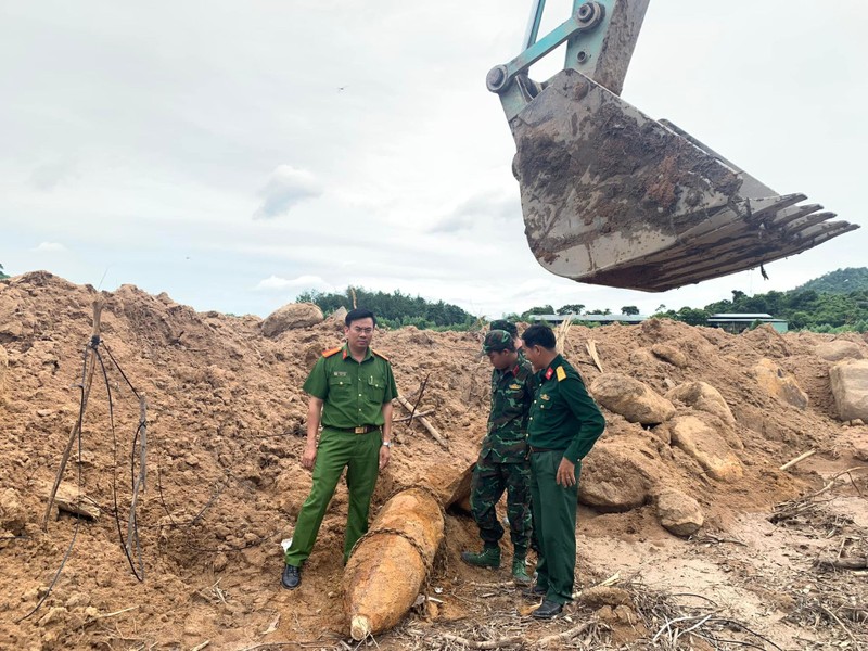 Binh Thuan: Nao vet muong, phat hien qua bom nang gan 400 kg