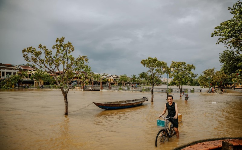 Hoi An: Nhieu tuyen duong bien thanh song sau bao Noru-Hinh-10