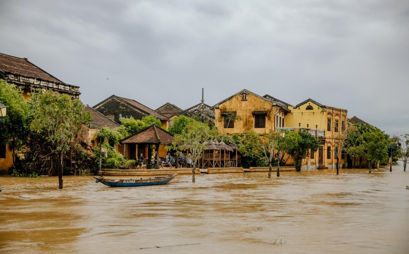 Hoi An: Nhieu tuyen duong bien thanh song sau bao Noru-Hinh-3