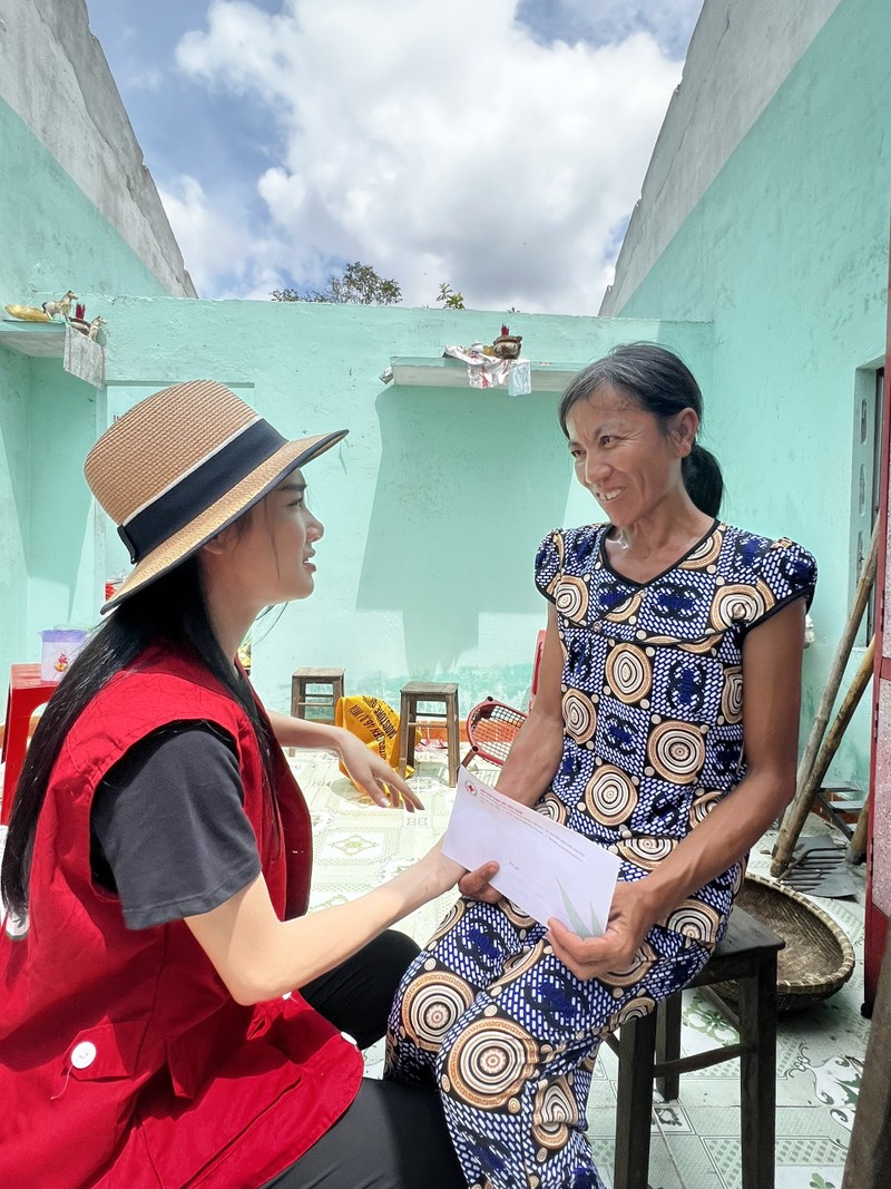 Truong Giang - Nha Phuong tang qua ba con bi thiet hai do bao Noru-Hinh-9