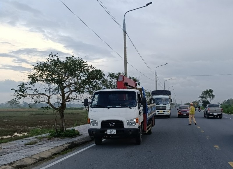 Quang Nam: Xe tai tong nhau tren cau, tac duong tu dem toi sang-Hinh-2