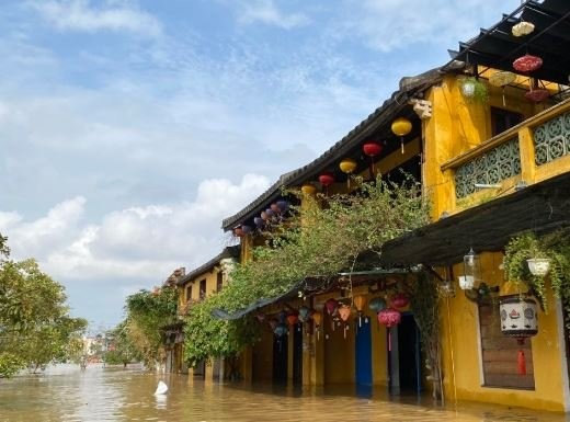 Pho co Hoi An chim trong nuoc lu