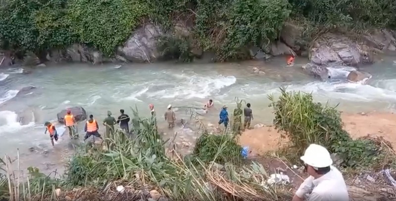 Quang Ngai: Chay dua voi thoi gian tim kiem nan nhan thuy dien Ka Tinh-Hinh-5