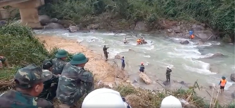 Quang Ngai: Chay dua voi thoi gian tim kiem nan nhan thuy dien Ka Tinh-Hinh-9