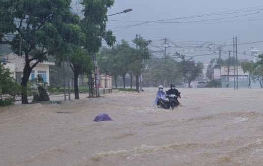 Quy Nhon: Mua lon nuoc len nhanh, nguoi dan khong kip tro tay