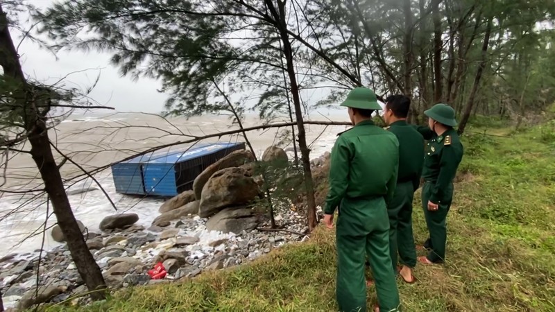 Quang Ngai: Phat hien cac container troi dat vao bo bien